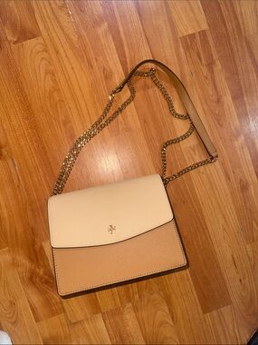 TORYBURCH EmersoneTwo-Tone Beige Crossbody Bag with Gold Chain Strapi